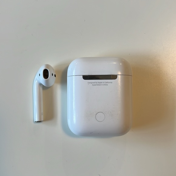 Genuine Apple AirPods 1st Gen RIGHT / CHARGING CASE ONLY - Picture 3 of 5